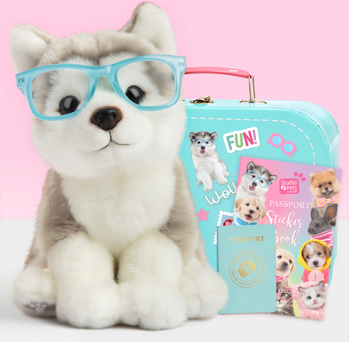 Studio Pets Knuffel Husky | Wolfie | Set | Pluche knuffel 23cm + Turquoise speelgoedkoffer + Paspoort + Stickerboek